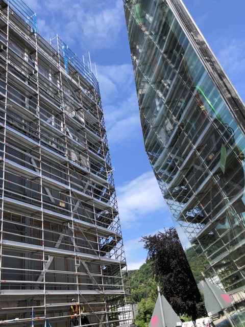 Fassadenmontage! Die ersten 1000kg Glas hängen am Haken