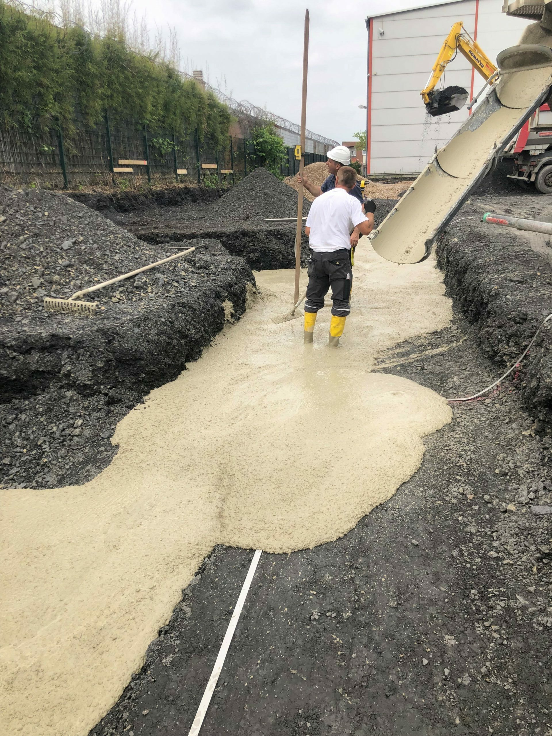 Der erste Beton fließt auf der Baustelle