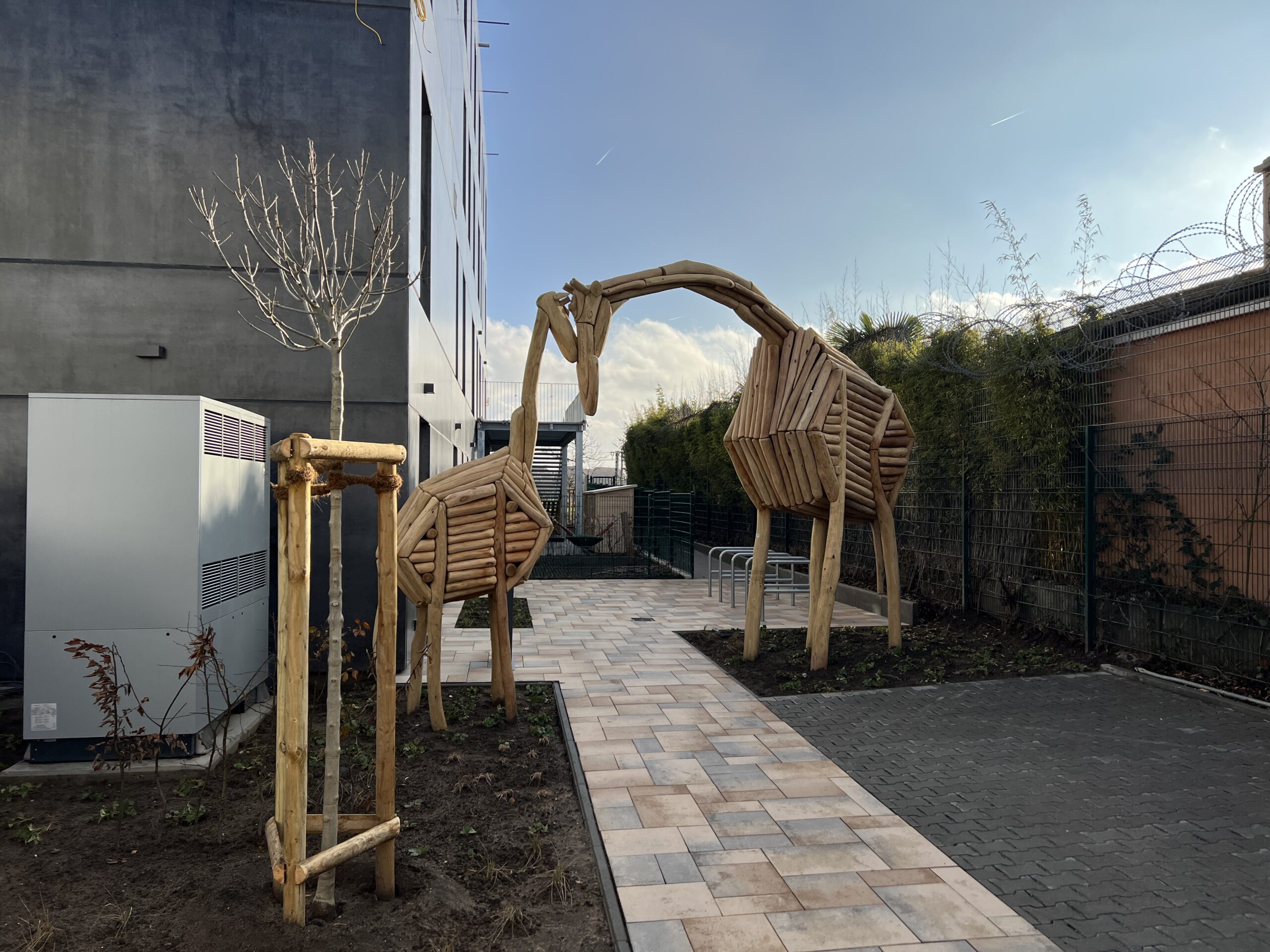 Die Kita Giraffenland hat ihr Eingangsportal erhalten – Tolle Kunst und ein einladender Eingang für die Kids! Gelungene Idee und Präsentation des Bauherren!
